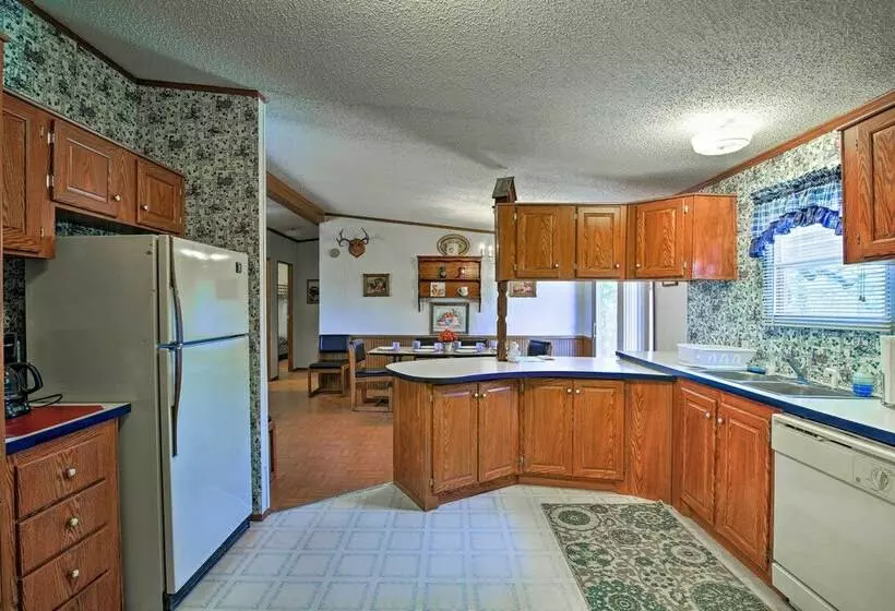 Utopia Family Home W/ Mountain Viewing Deck!