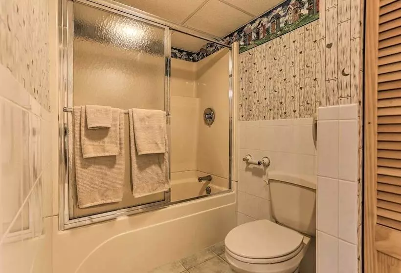Family Home W/ Pool, Yard, Game Room, Deck & More!