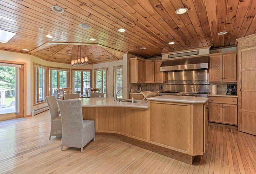 Family Home W/ Pool, Yard, Game Room, Deck & More!