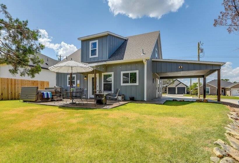 Granbury Home W/ Hot Tub & Furnished Patio!