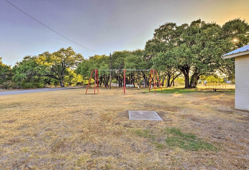 Granbury Home W/ Hot Tub & Furnished Patio!