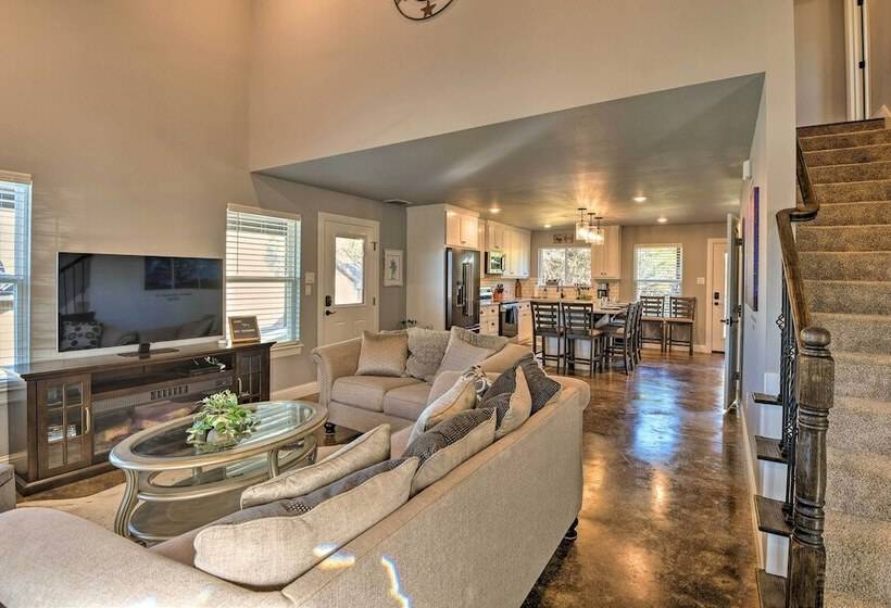 Granbury Home W/ Hot Tub & Furnished Patio!