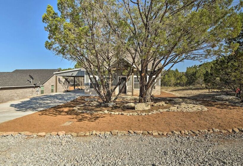 Granbury Home W/ Hot Tub & Furnished Patio!