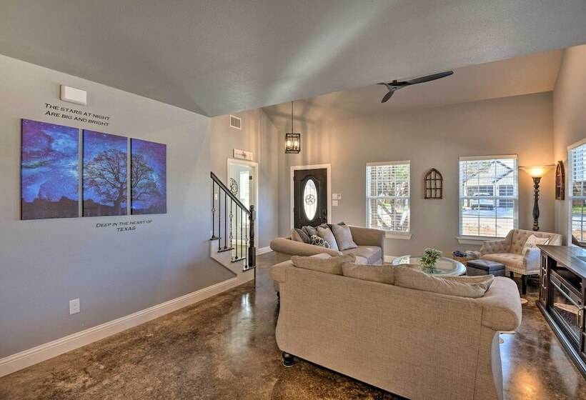 Granbury Home W/ Hot Tub & Furnished Patio!