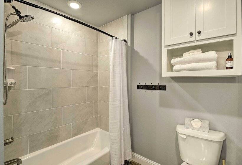 Granbury Home W/ Hot Tub & Furnished Patio!