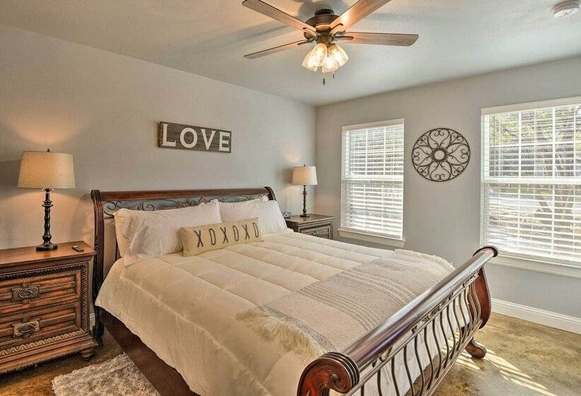 Granbury Home W/ Hot Tub & Furnished Patio!