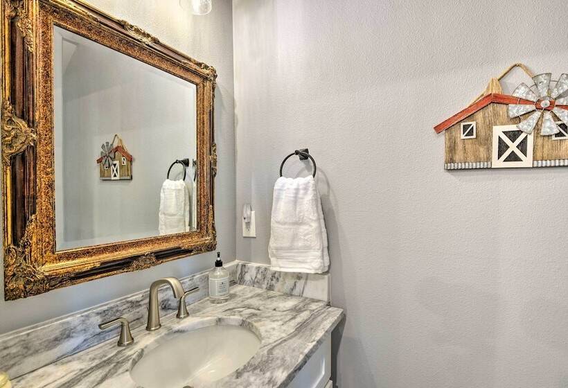 Granbury Home W/ Hot Tub & Furnished Patio!