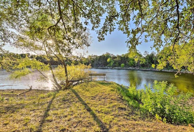 Granbury Home W/ Hot Tub & Furnished Patio!