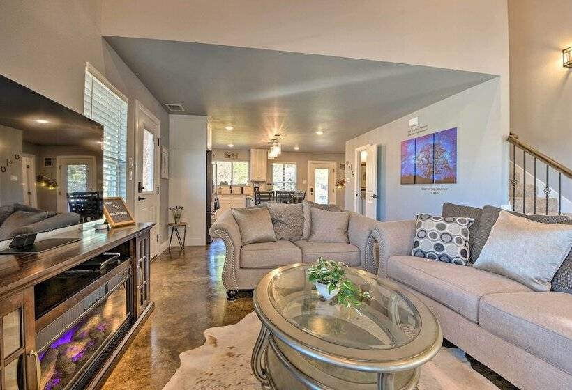 Granbury Home W/ Hot Tub & Furnished Patio!