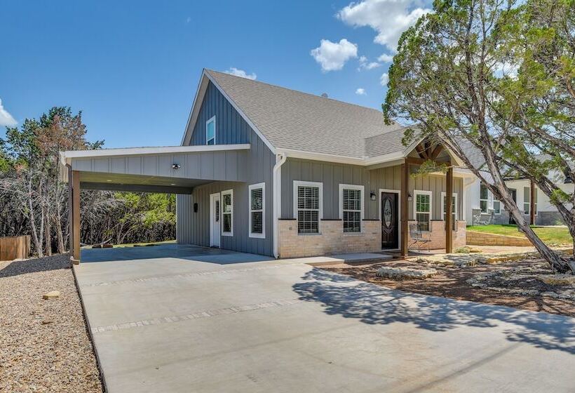 Granbury Home W/ Hot Tub & Furnished Patio!