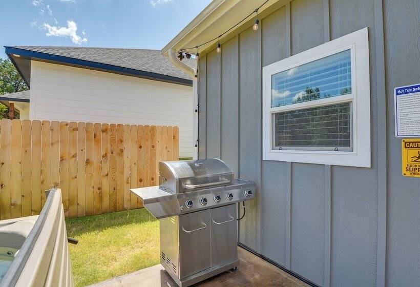 Granbury Home W/ Hot Tub & Furnished Patio!