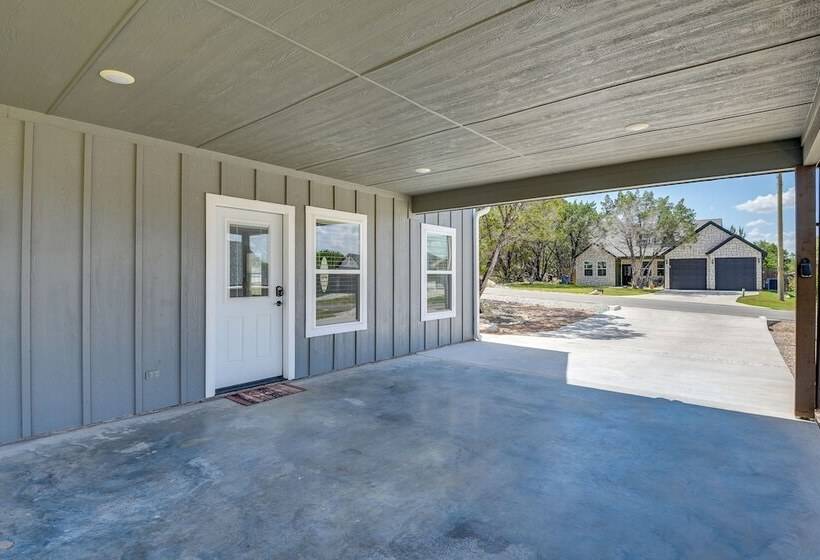 Granbury Home W/ Hot Tub & Furnished Patio!