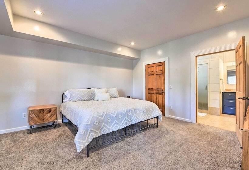 Deck + Lake Views: Grand Glenville Retreat