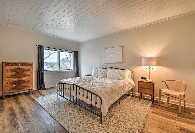 Deck + Lake Views: Grand Glenville Retreat