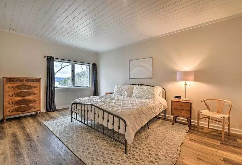 Deck + Lake Views: Grand Glenville Retreat