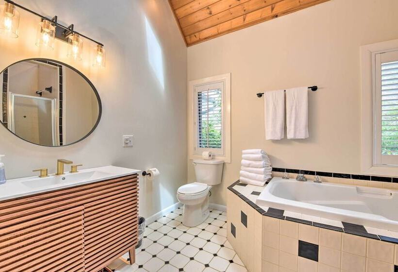 Deck + Lake Views: Grand Glenville Retreat