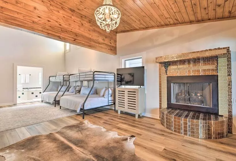 Deck + Lake Views: Grand Glenville Retreat