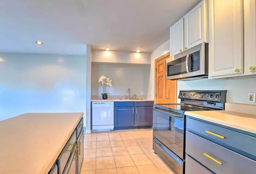 Deck + Lake Views: Grand Glenville Retreat