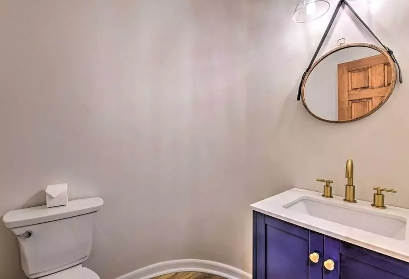 Deck + Lake Views: Grand Glenville Retreat