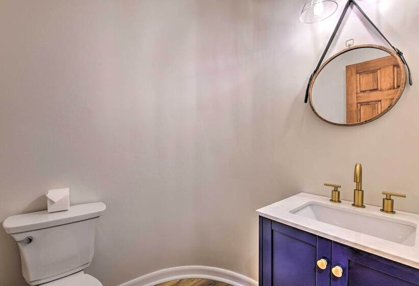 Deck + Lake Views: Grand Glenville Retreat