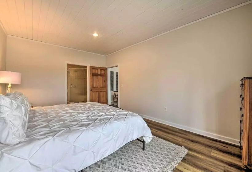 Deck + Lake Views: Grand Glenville Retreat