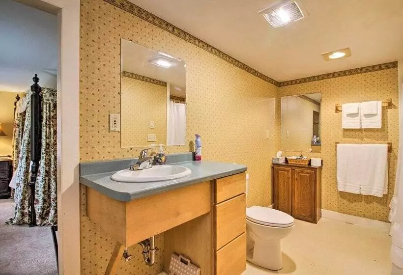 Historic Hanover Area Home, 16 Miles To Dartmouth!