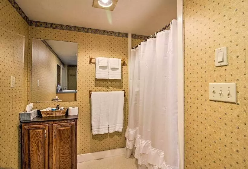 Historic Hanover Area Home, 16 Miles To Dartmouth!