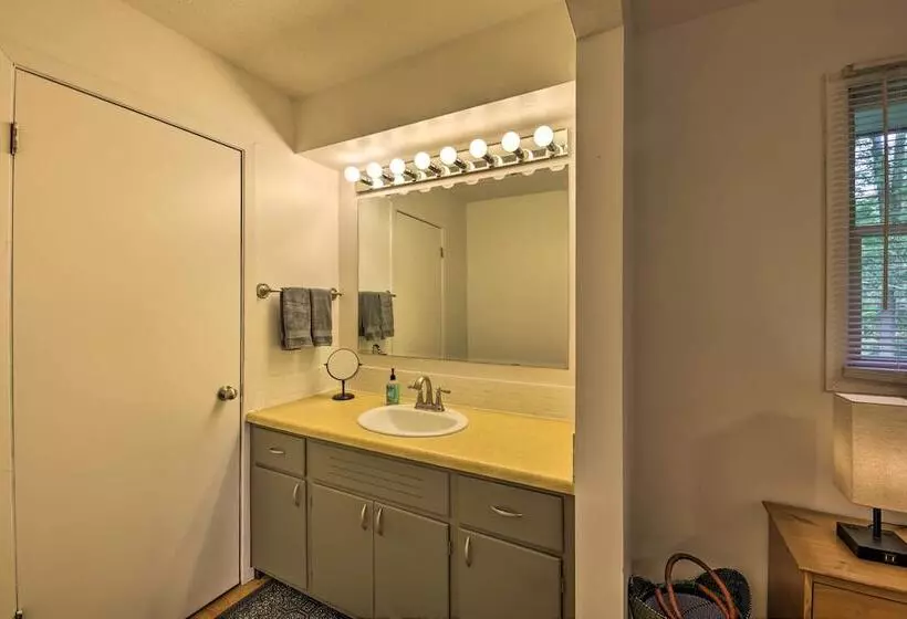 Lake Nagawicka Home   2 Blocks To Boat Launch