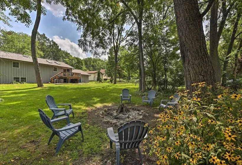 Lake Nagawicka Home   2 Blocks To Boat Launch