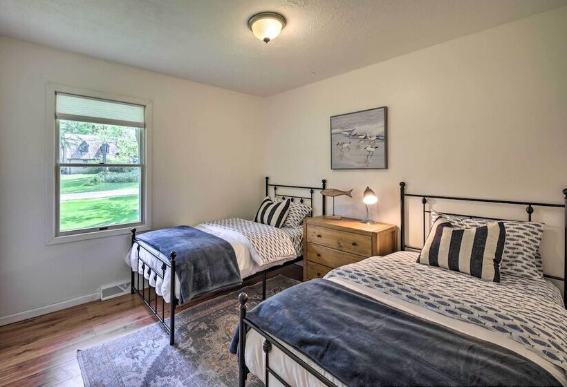 Lake Nagawicka Home   2 Blocks To Boat Launch