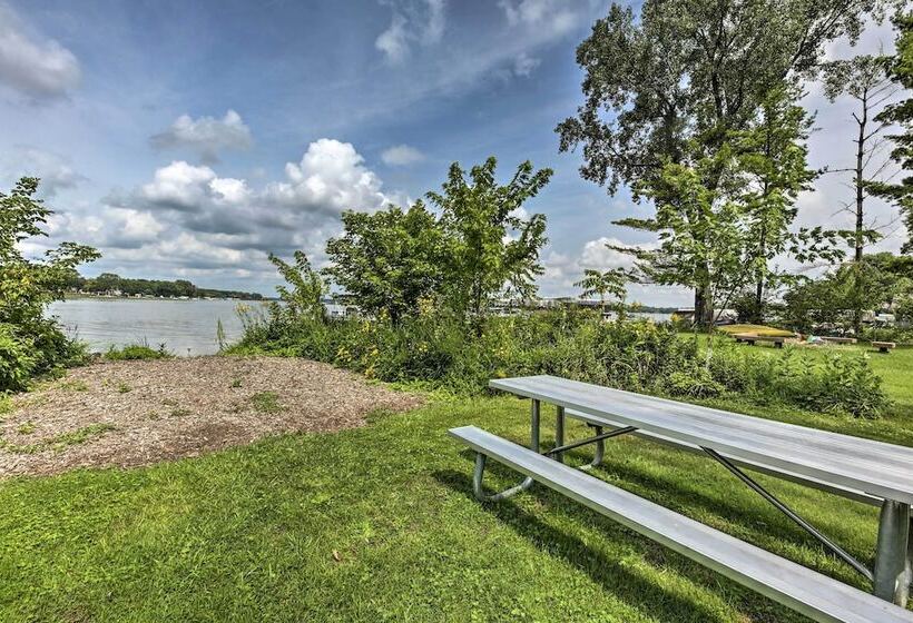 Lake Nagawicka Home   2 Blocks To Boat Launch