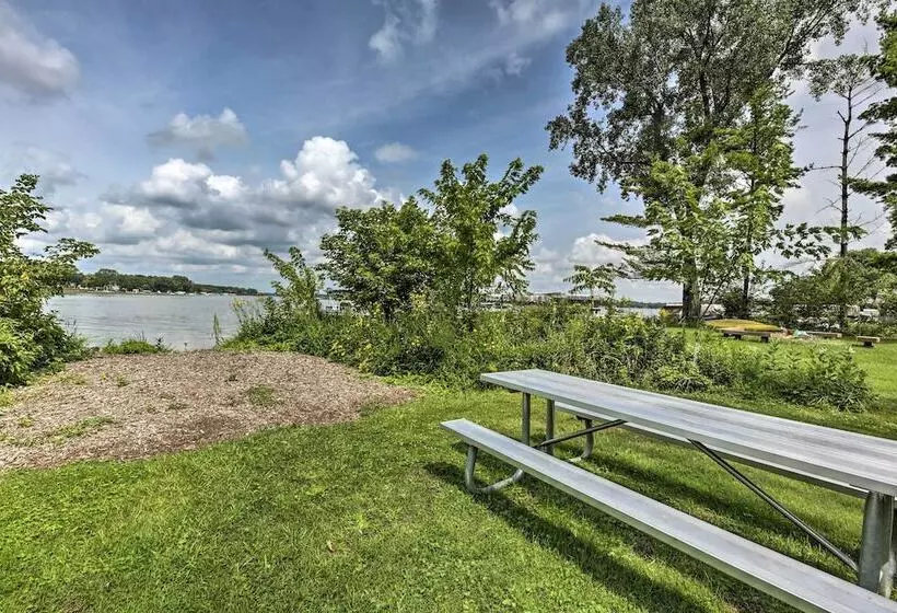 Lake Nagawicka Home   2 Blocks To Boat Launch