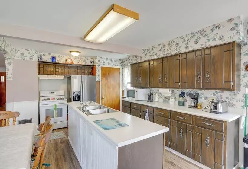 Home W/ Screened In Porch < 1 Mi To Lake Erie