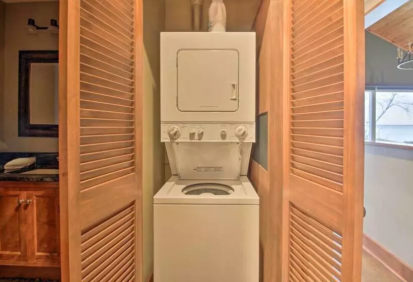 Pelican Lake Retreat W/ Fire Pit, Dock & Grill!