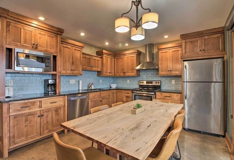 Pelican Lake Retreat W/ Fire Pit, Dock & Grill!