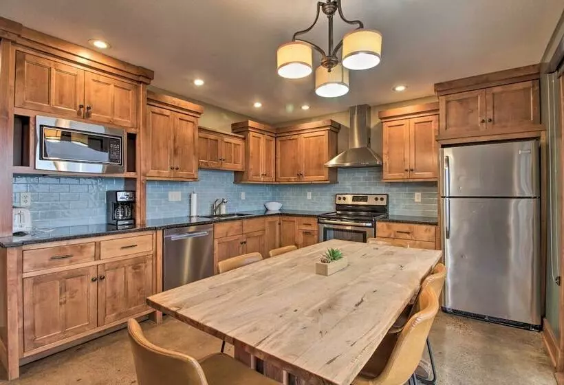 Pelican Lake Retreat W/ Fire Pit, Dock & Grill!