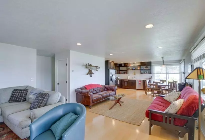 Lakefront Walker Home W/ Boat Dock & Lift!