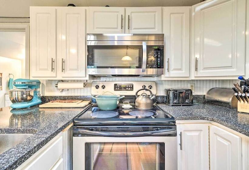 Lakeside Kent Home W/ Pier + Boat Ramp Access