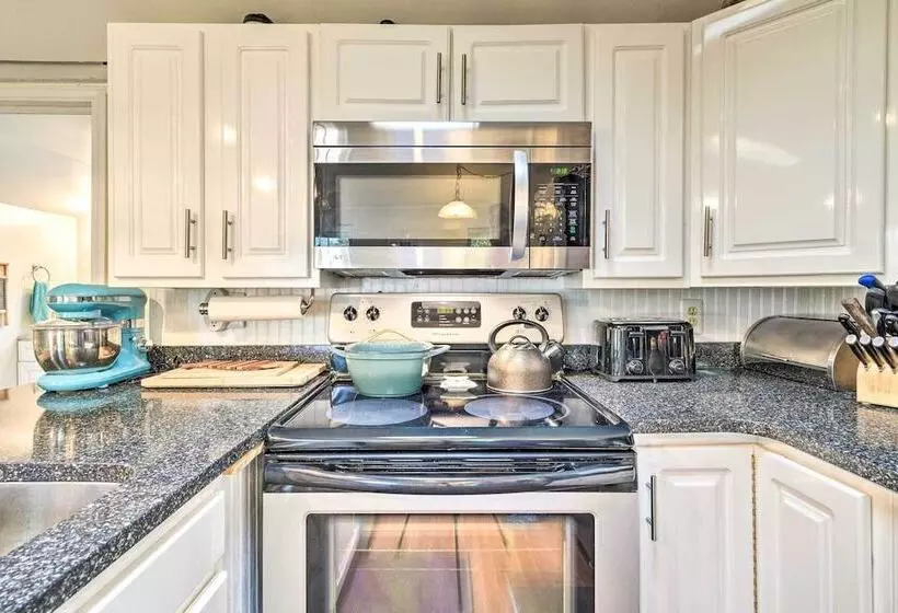 Lakeside Kent Home W/ Pier + Boat Ramp Access