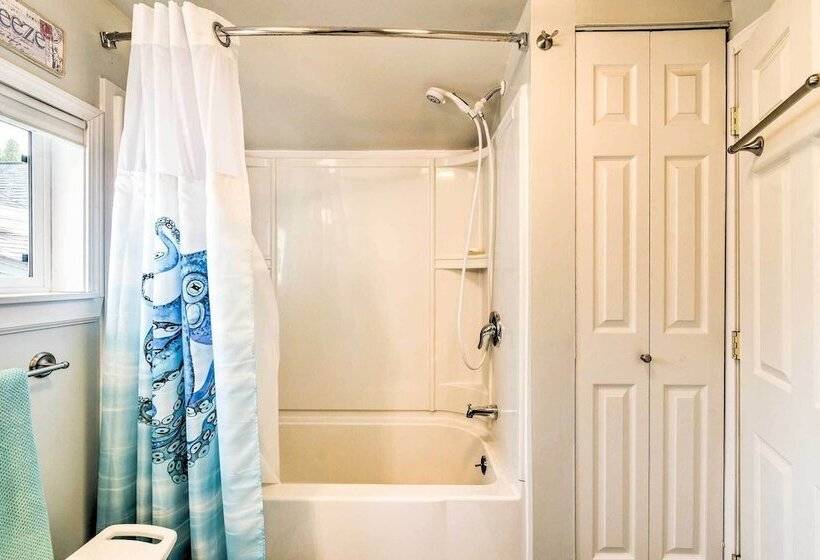 Lakeside Kent Home W/ Pier + Boat Ramp Access