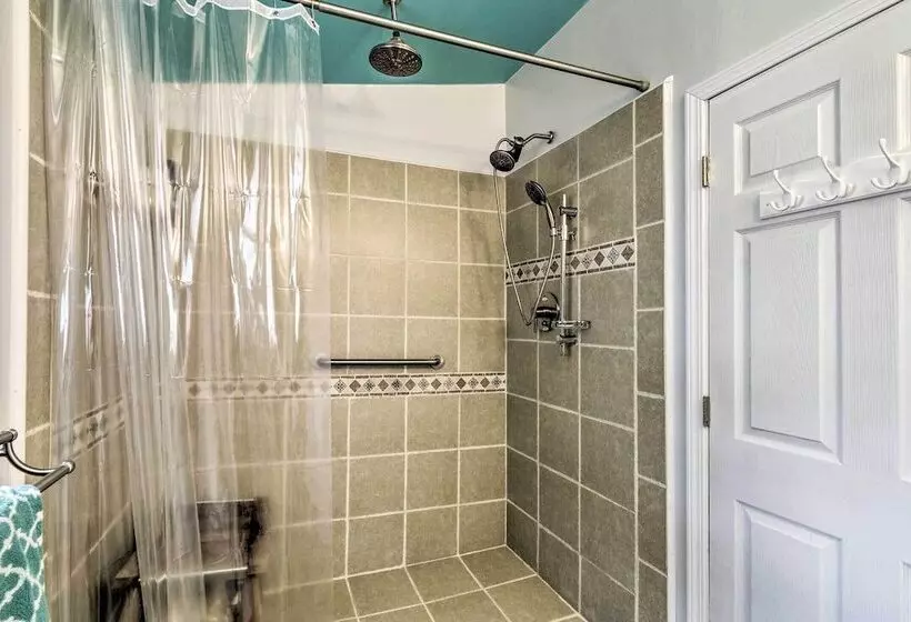 Lakeside Kent Home W/ Pier + Boat Ramp Access