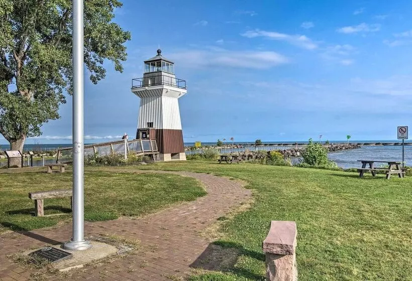 Lakeside Kent Home W/ Pier + Boat Ramp Access
