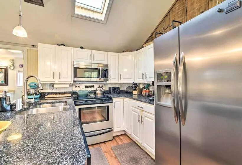 Lakeside Kent Home W/ Pier + Boat Ramp Access