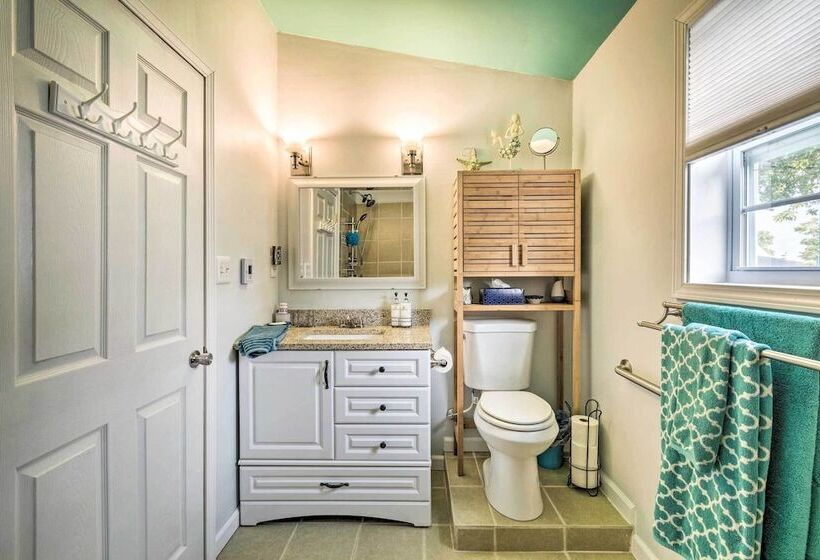 Lakeside Kent Home W/ Pier + Boat Ramp Access