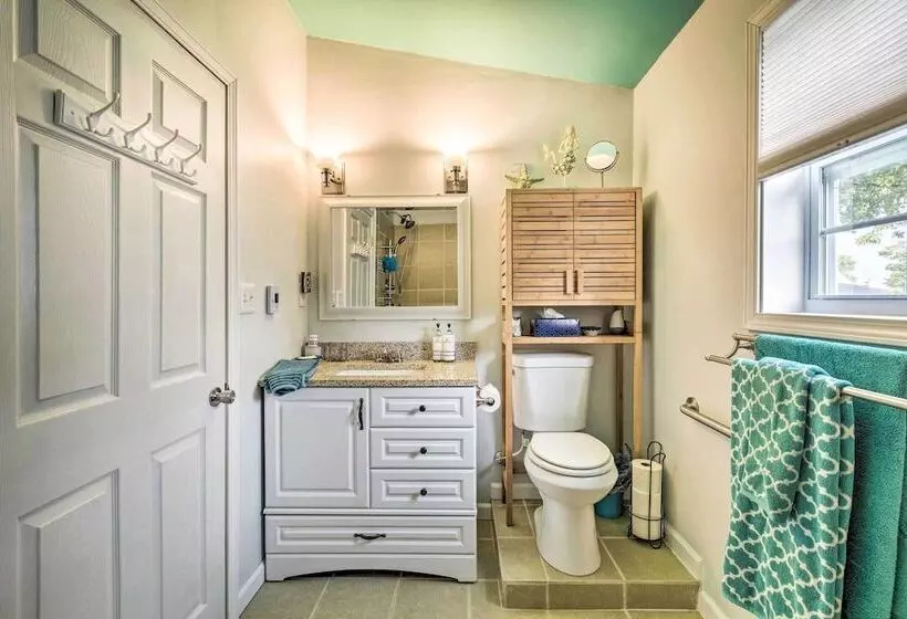 Lakeside Kent Home W/ Pier + Boat Ramp Access