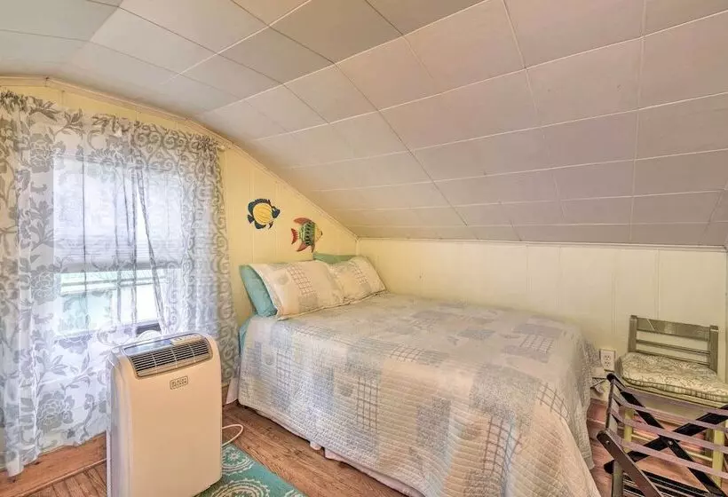 Lakeside Kent Home W/ Pier + Boat Ramp Access