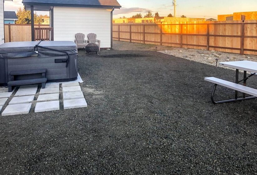 Modern Ocean Shores Home, 2 Mi To Beach!