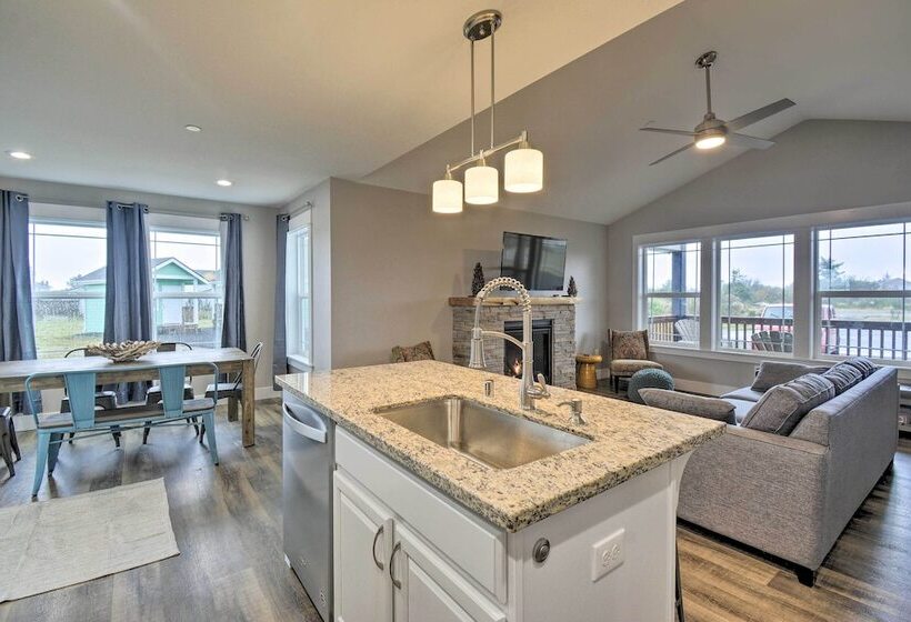 Modern Ocean Shores Home, 2 Mi To Beach!