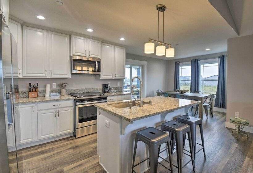 Modern Ocean Shores Home, 2 Mi To Beach!