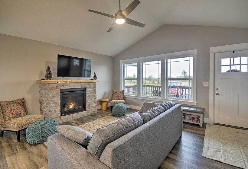 Modern Ocean Shores Home, 2 Mi To Beach!